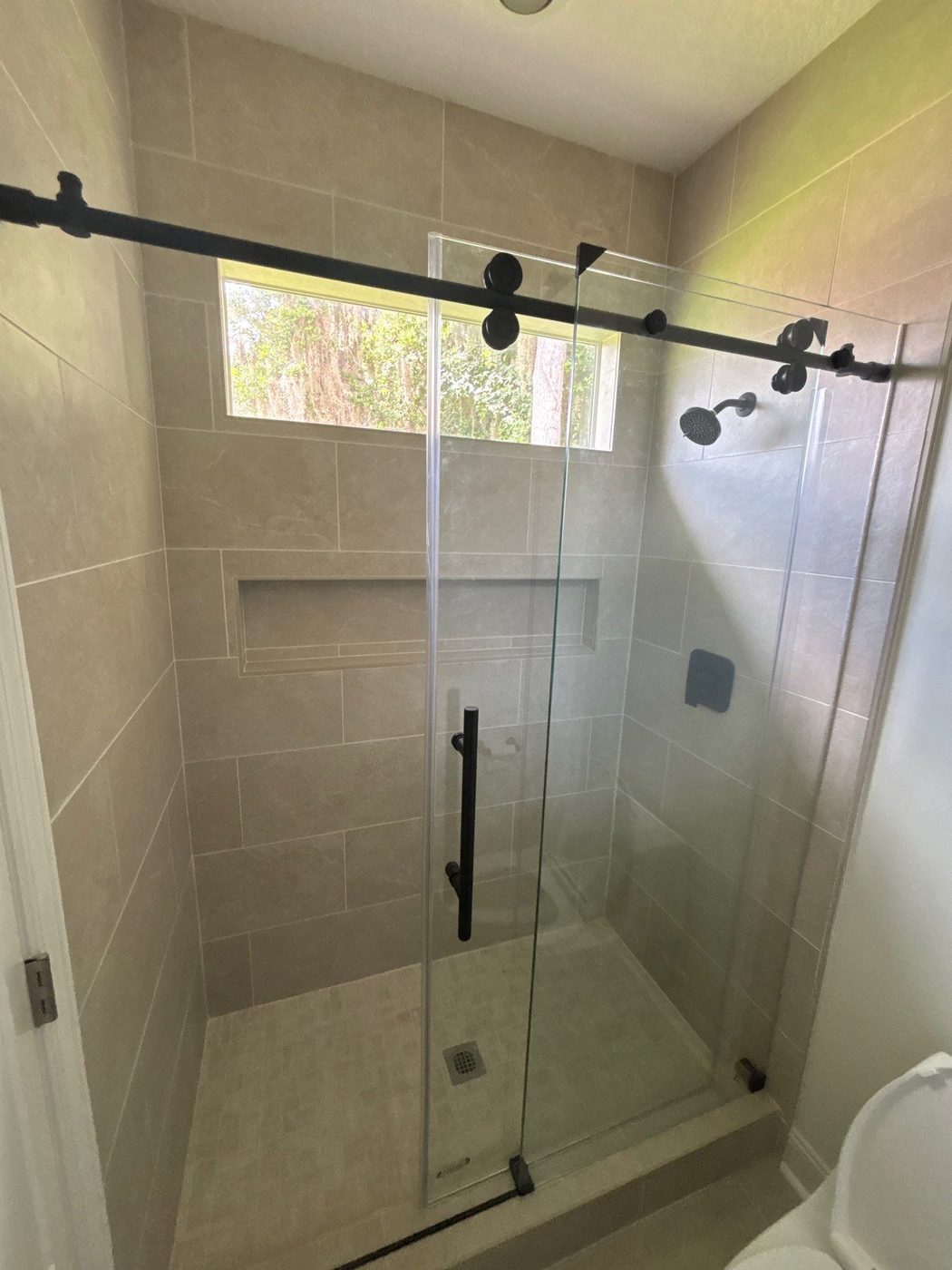 Ducha con vidrio y herrajes negros