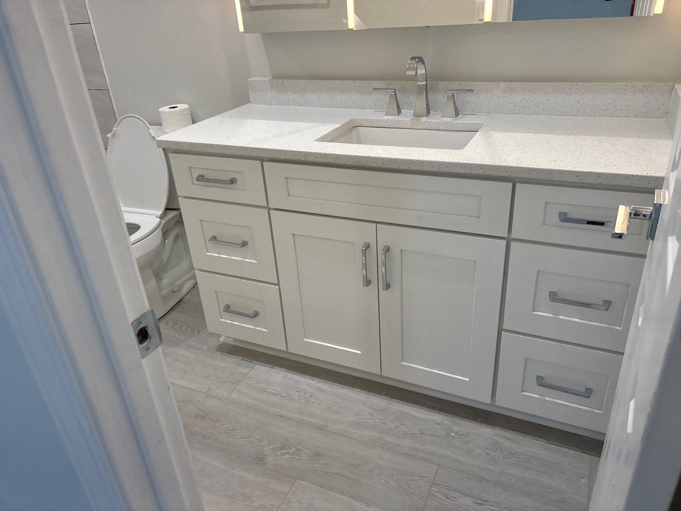Baño en blanco y cuarzo