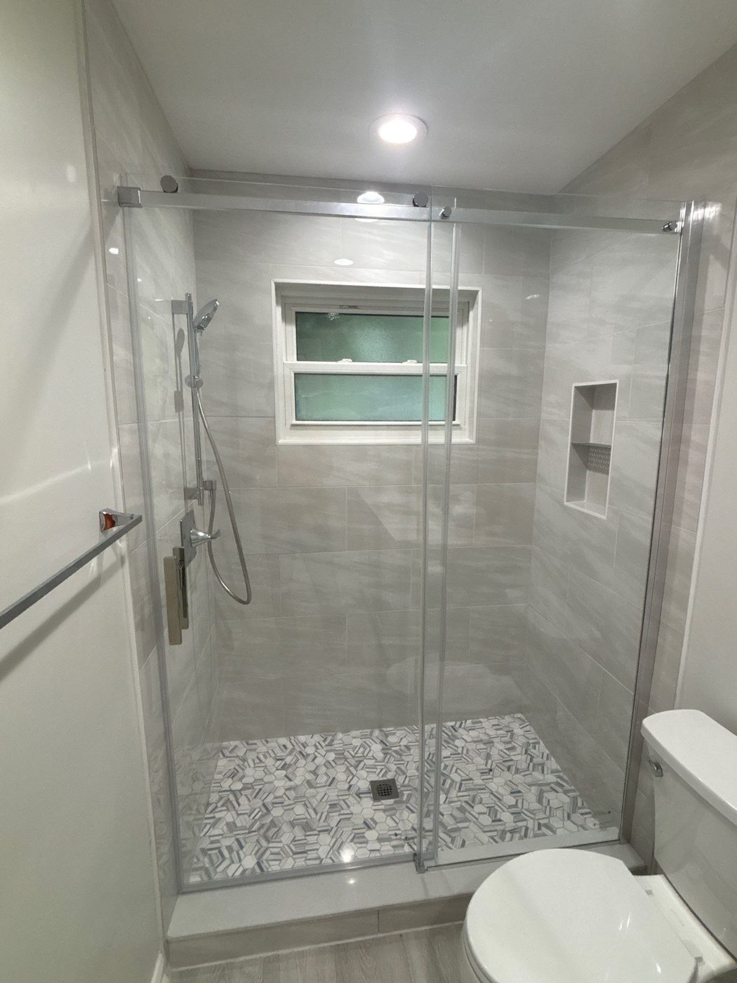 Ducha con piso hexagonal