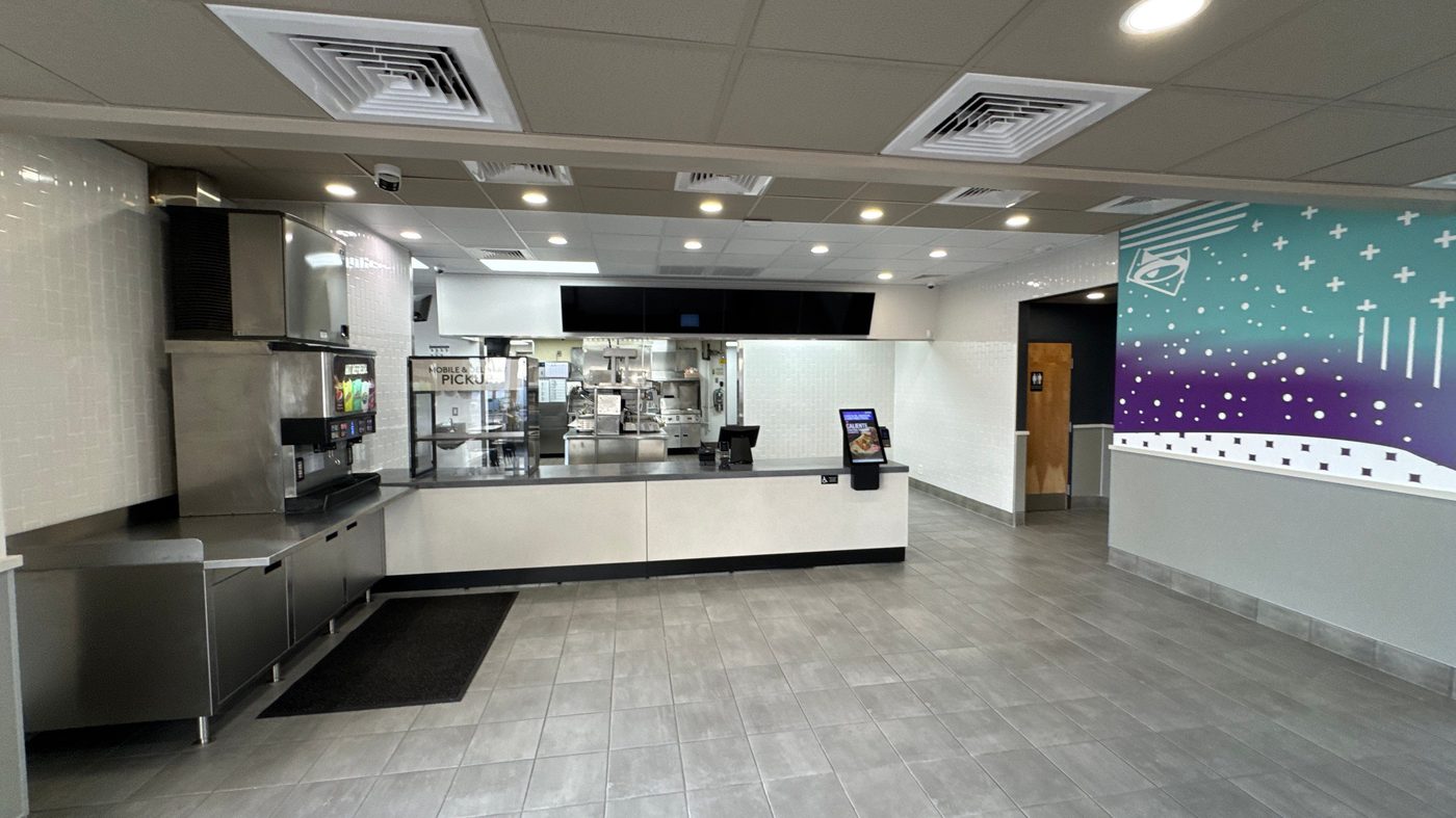 Zona de cocina y línea de servicio